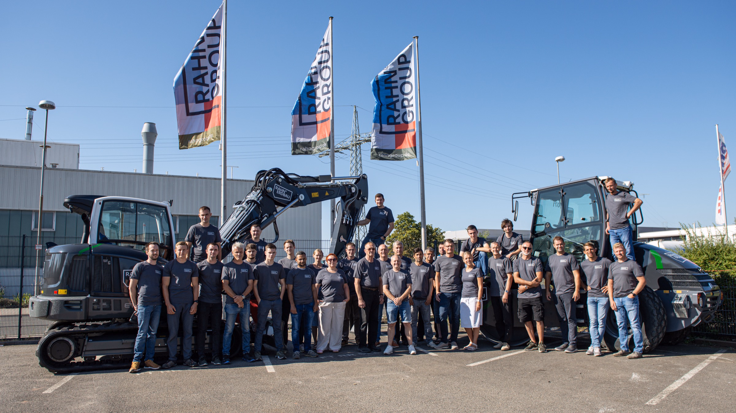 Das Team von RAHN Haus vor der Manufaktur